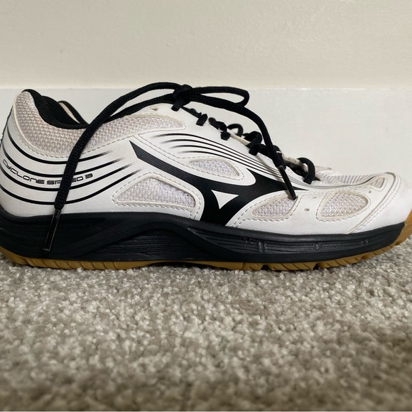 Girls Mizuno volleyball shoes - Picture 2 of 3